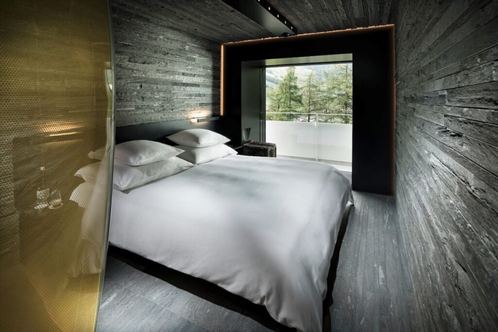 Quarto Stone de Thom Mayne no House of Architects com pedra gnaisse, exclusivo em hotéis de luxo nos Alpes suíços.