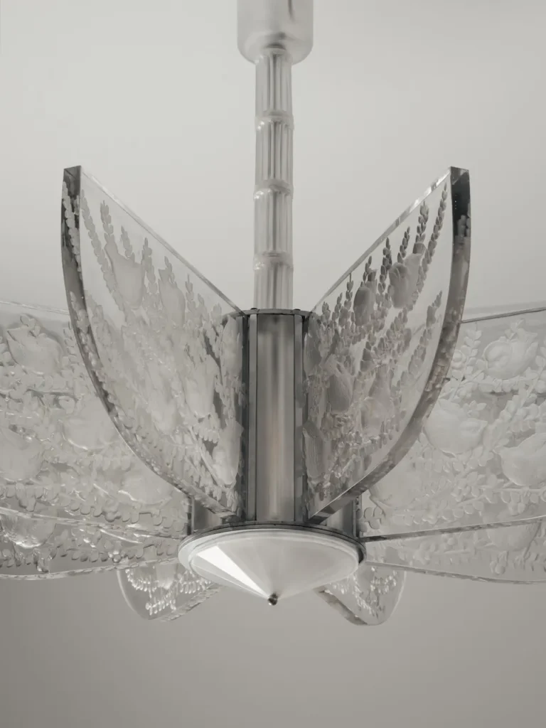 Vista inferior da estrutura geométrica e painéis do lustre Alger 1, design de René Lalique.