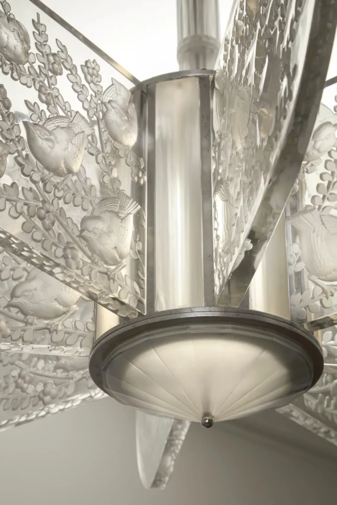 Detalhe do núcleo de iluminação e fixação metálica do lustre Alger 1 de René Lalique.
