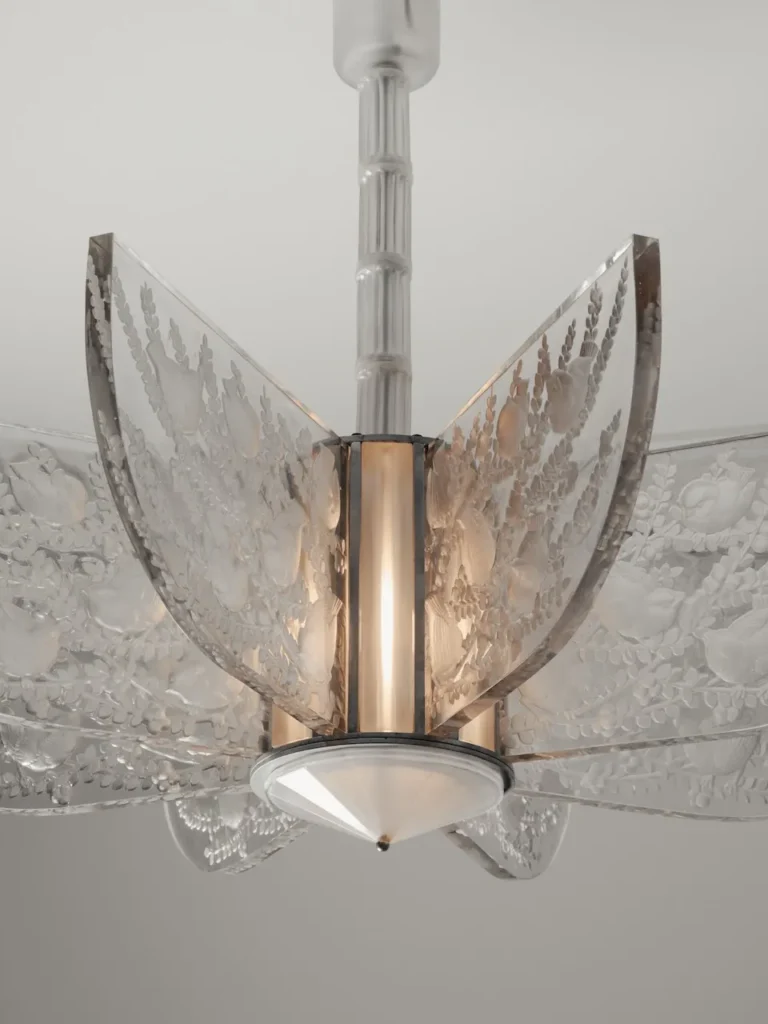 Lustre Alger 1 iluminado com fuste canelado e aletas de vidro esculpido por René Lalique.
