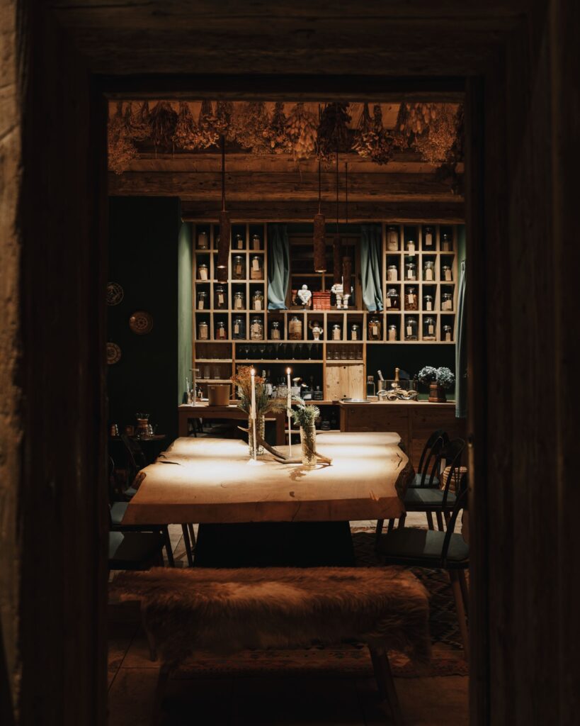 Mesa de borda natural e teto botânico no SanBrite, um dos restaurantes mais bonitos da Itália em Cortina d'Ampezzo.