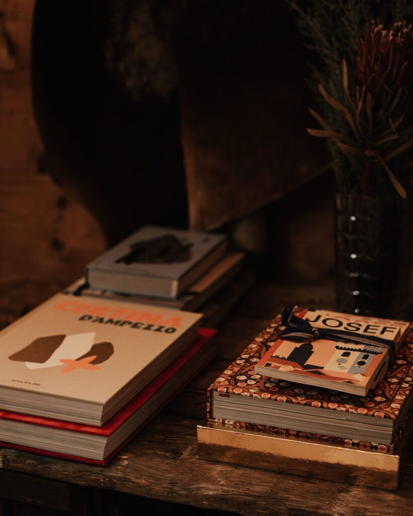 Livros de arte e detalhes rústicos no SanBrite, referência entre os restaurantes mais bonitos da Itália nas Dolomitas.