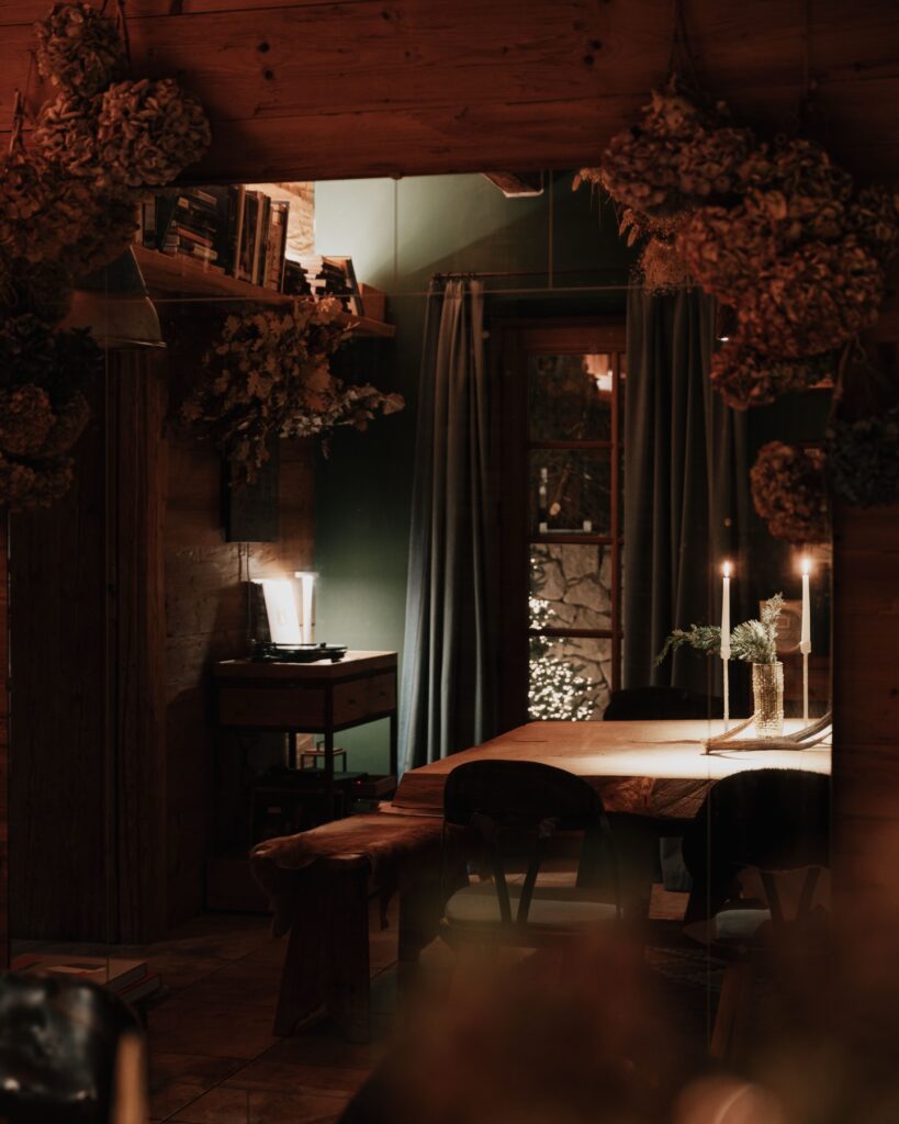 Ambiente intimista à luz de velas no SanBrite, destaque entre os restaurantes mais bonitos da Itália nos Alpes.