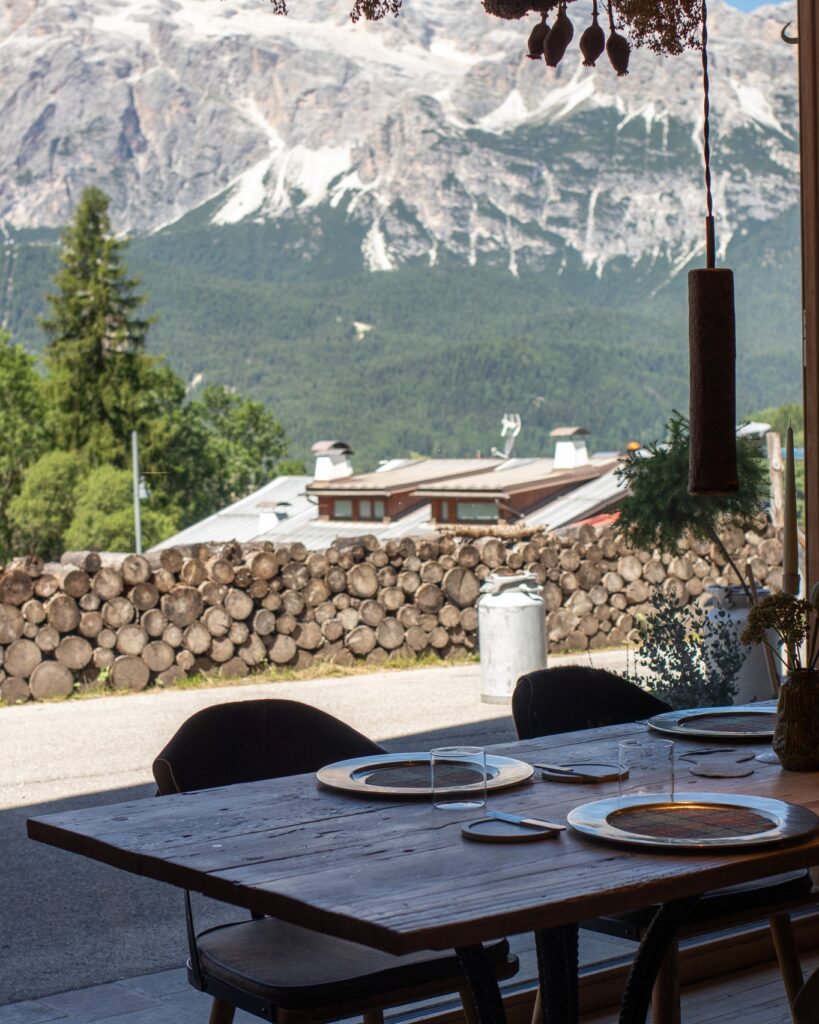 Mesa posta com vista panorâmica das Dolomitas no SanBrite, ícone dos restaurantes mais bonitos da Itália.