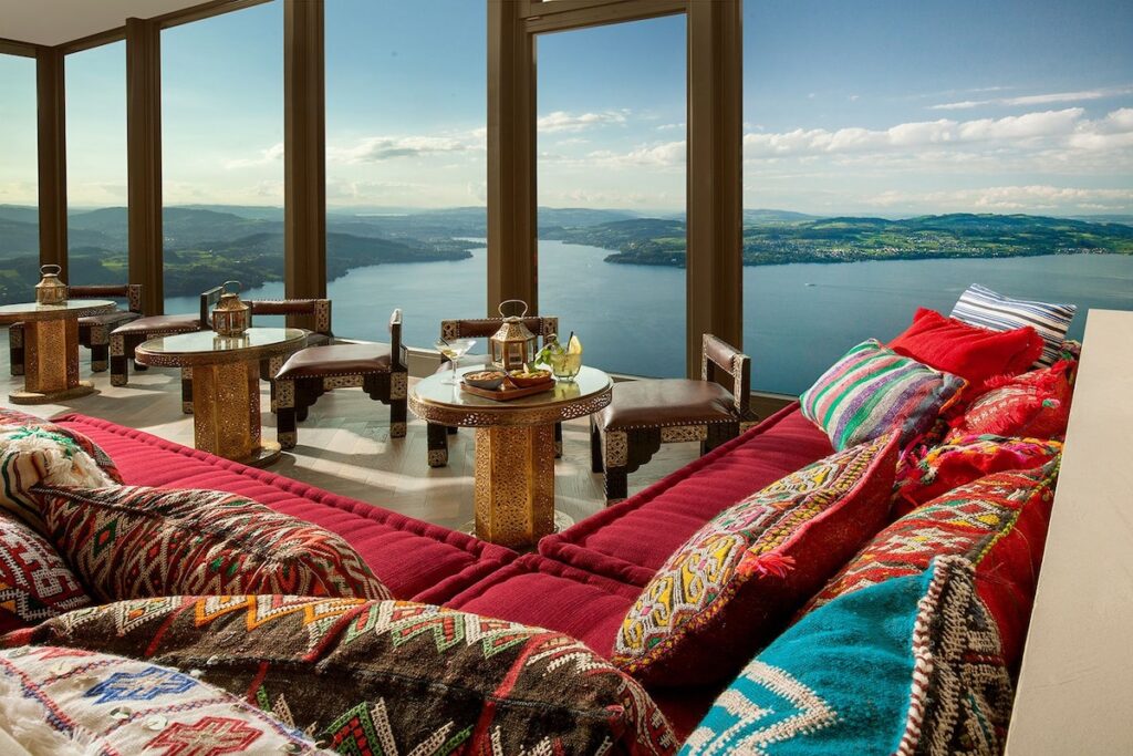 Lounge Sharq Oriental no Bürgenstock Hotel com vista para o Lago de Lucerna, sofisticação em hotéis de luxo nos Alpes suíços.
