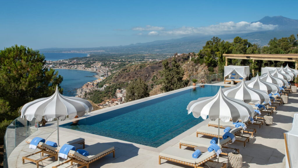 Piscina luxuosa com vista para o mar em Taormina, San Domenico Palace
