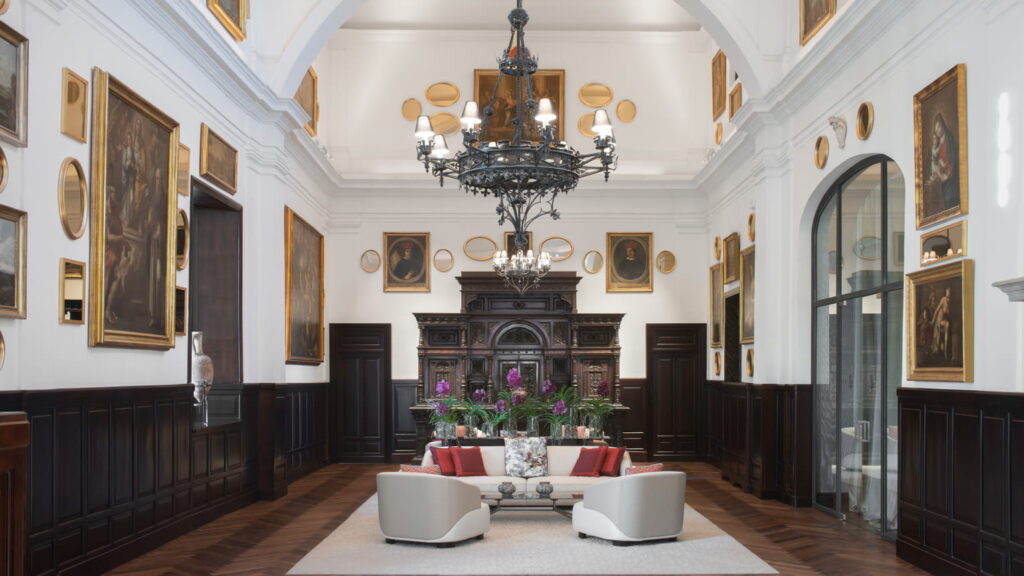 Taormina na Itália: sala de estar luxuosa com móveis modernos e obras de arte