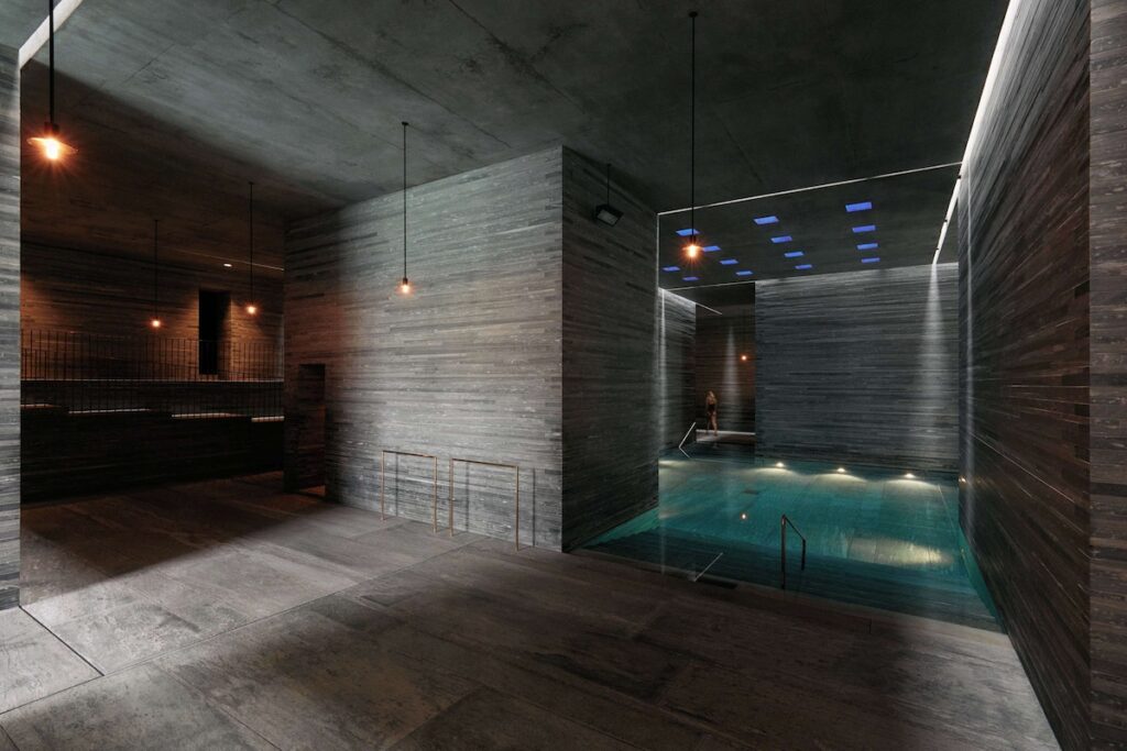 Spa termal em pedra gnaisse no 7132 Hotel em Vals, referência em bem-estar e arquitetura em hotéis de luxo nos Alpes suíços.