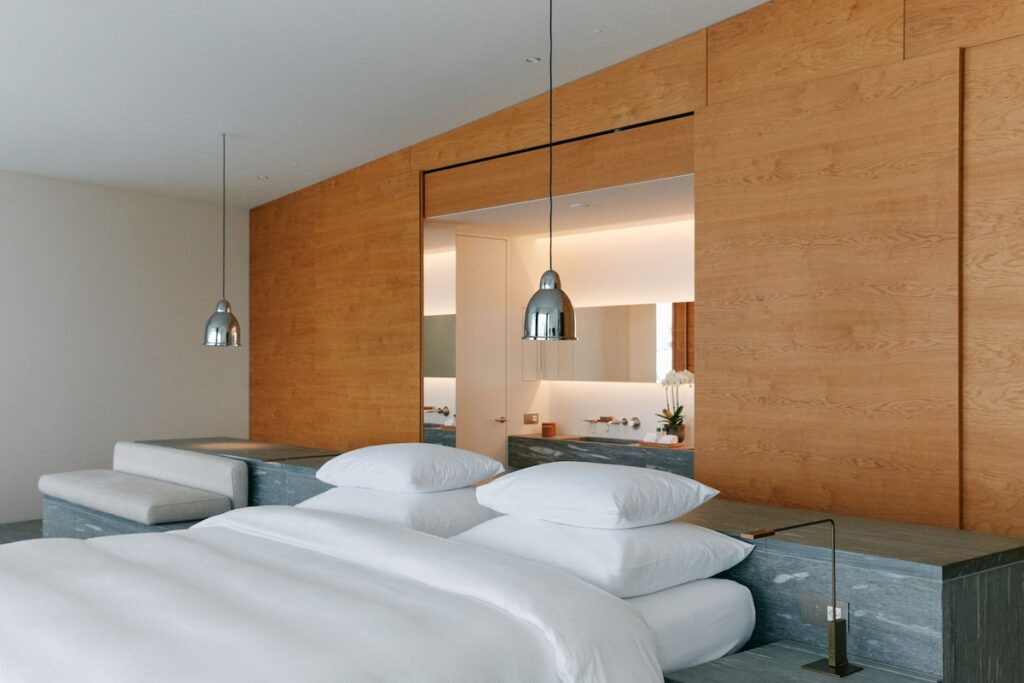 Design contemporâneo de suíte integrada com pedra e madeira no 7132 Hotel, um dos icônicos hotéis de luxo nos Alpes suíços.