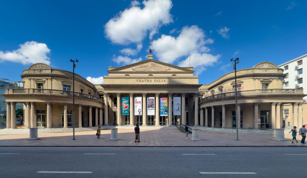 Fachada neoclássica com colunas imponentes do histórico Teatro Solís em Montevidéu, atração imperdível de um roteiro no Uruguai.