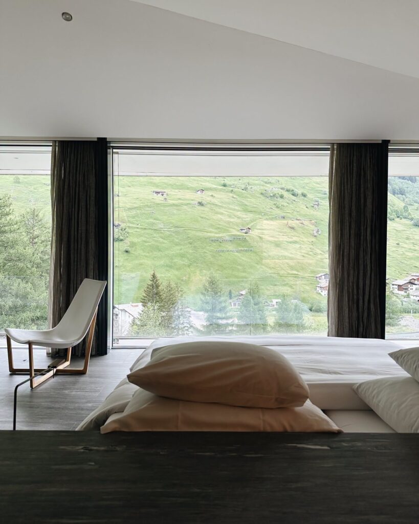 Quarto com vista panorâmica para as montanhas alpinas no 7132 Hotel, experiência única entre hotéis de luxo nos Alpes suíços.