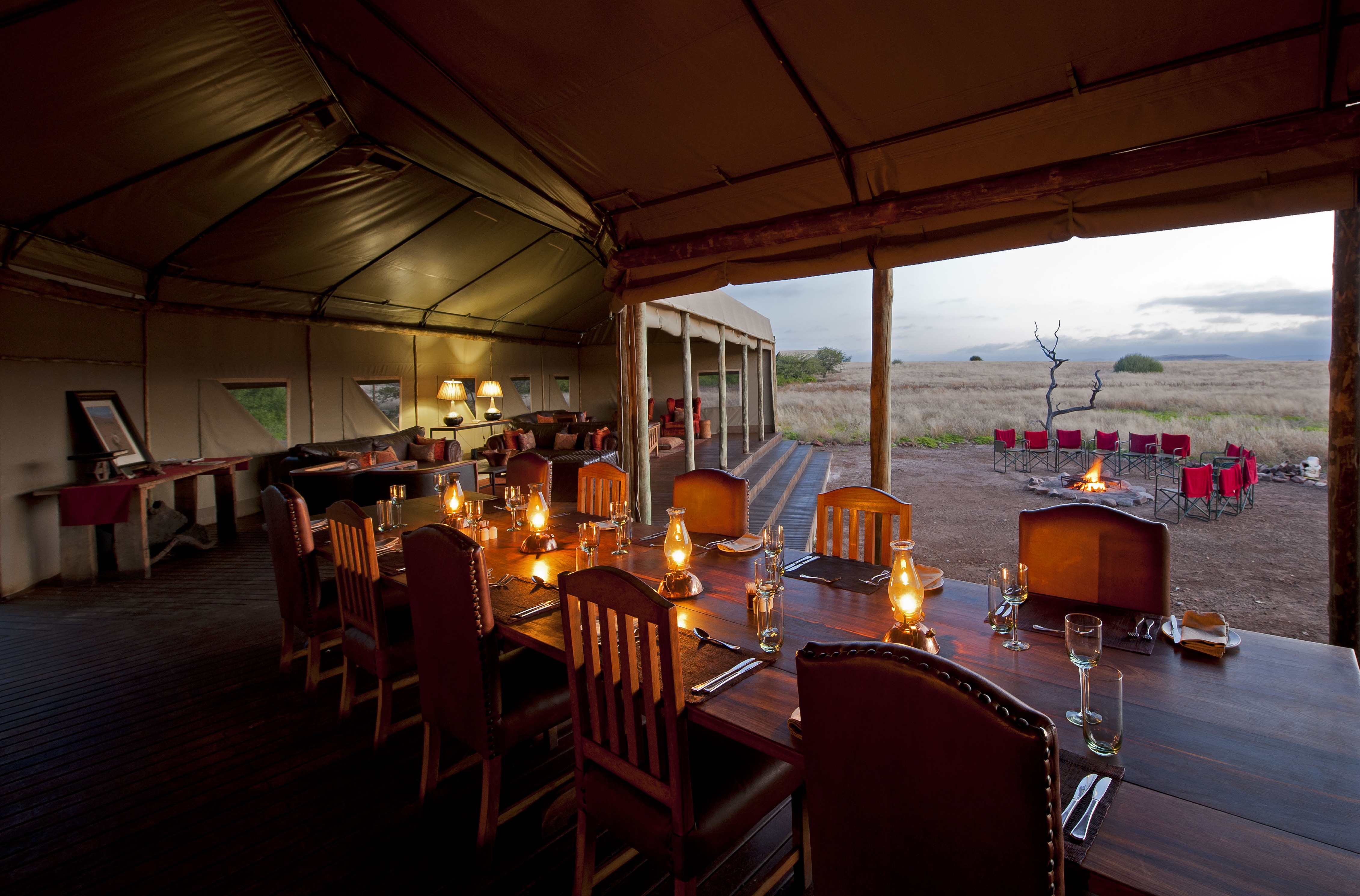 Espaço de refeições com vista aberta para o deserto no Desert Rhino Camp.