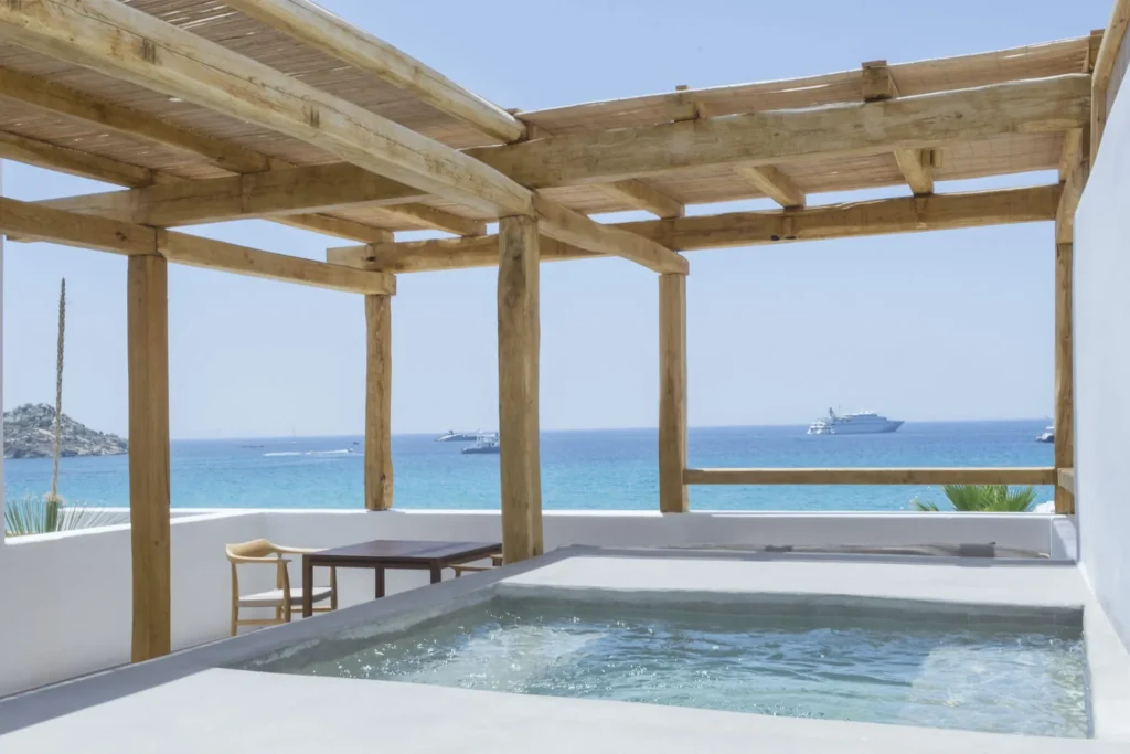 Piscina privativa com vista para o mar em Mykonos, Branco Hotel
