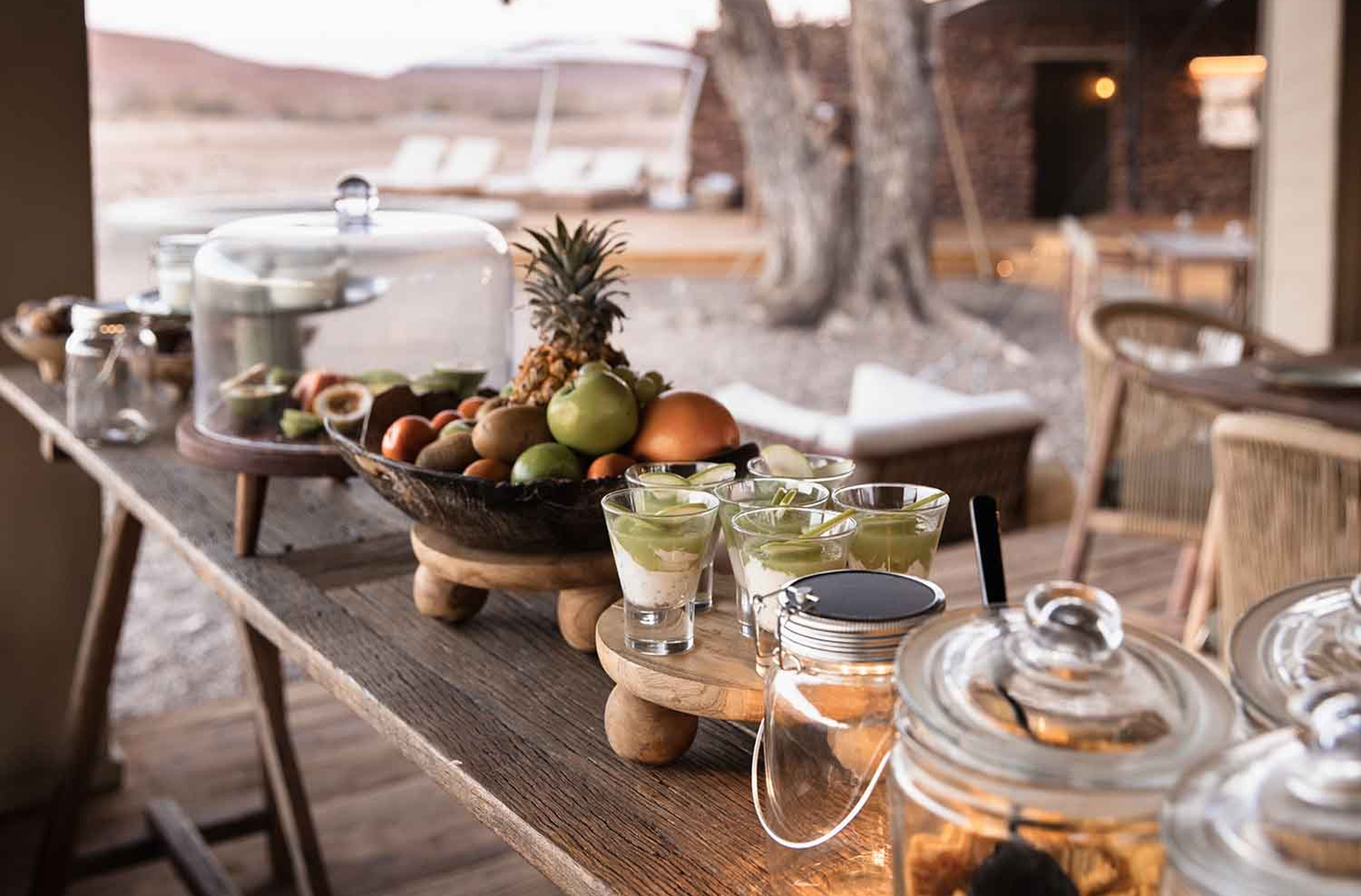 Mesa de café e buffet com apresentação artesanal no Desert Rhino Camp.