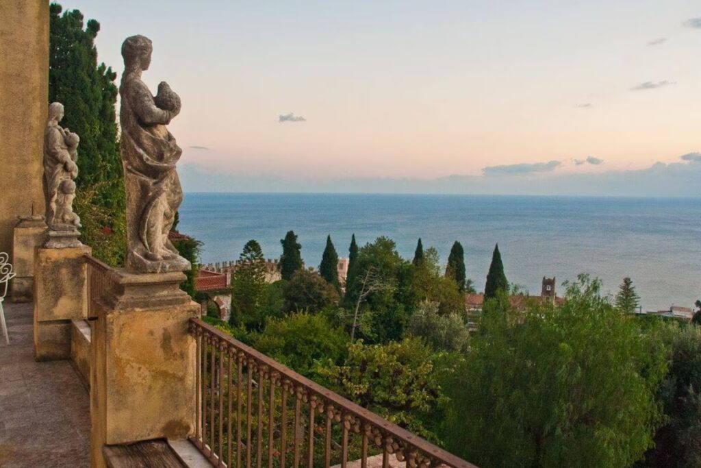 Taormina Itália: vista panorâmica com estátuas e jardim à beira-mar