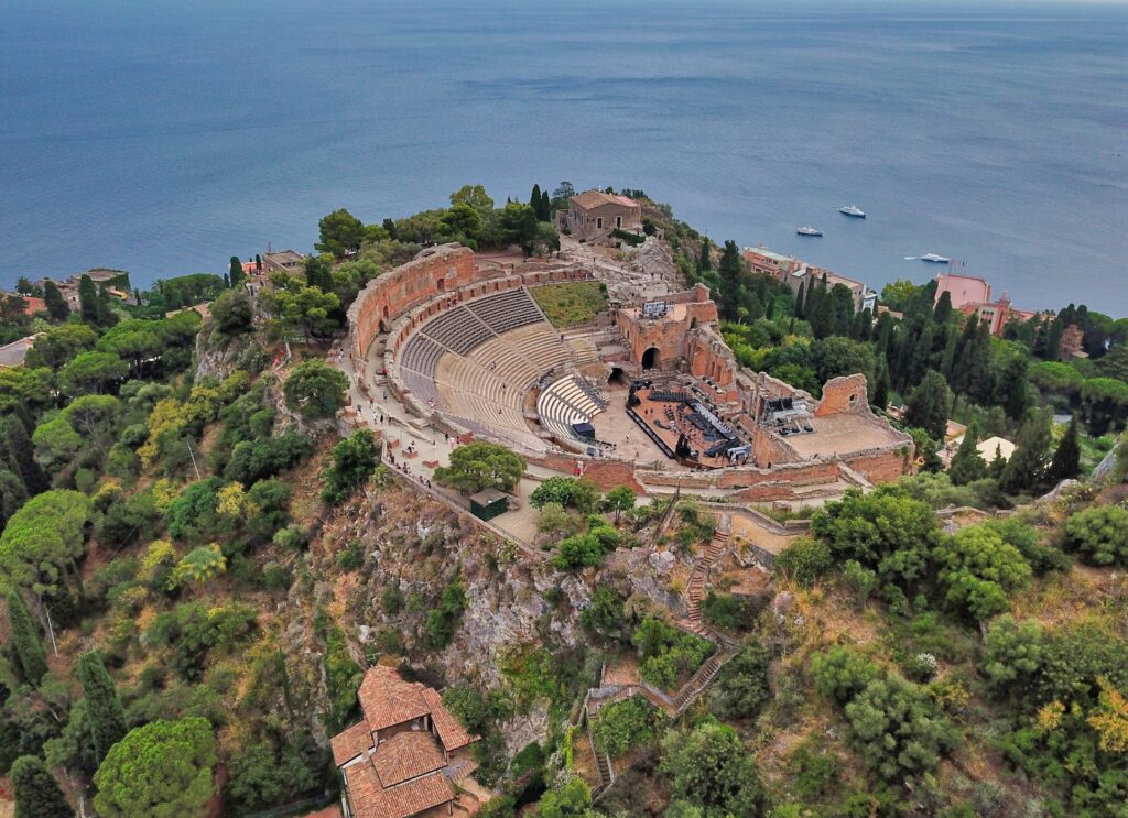 Taormina na Itália: teatro grego com vista deslumbrante do mar Mediterrâneo.