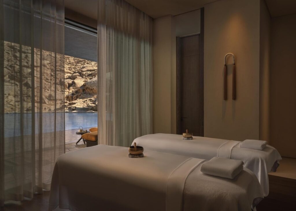 Sala de massagem do spa com vista para as escarpas do cânion no Desert Rock Hotel.