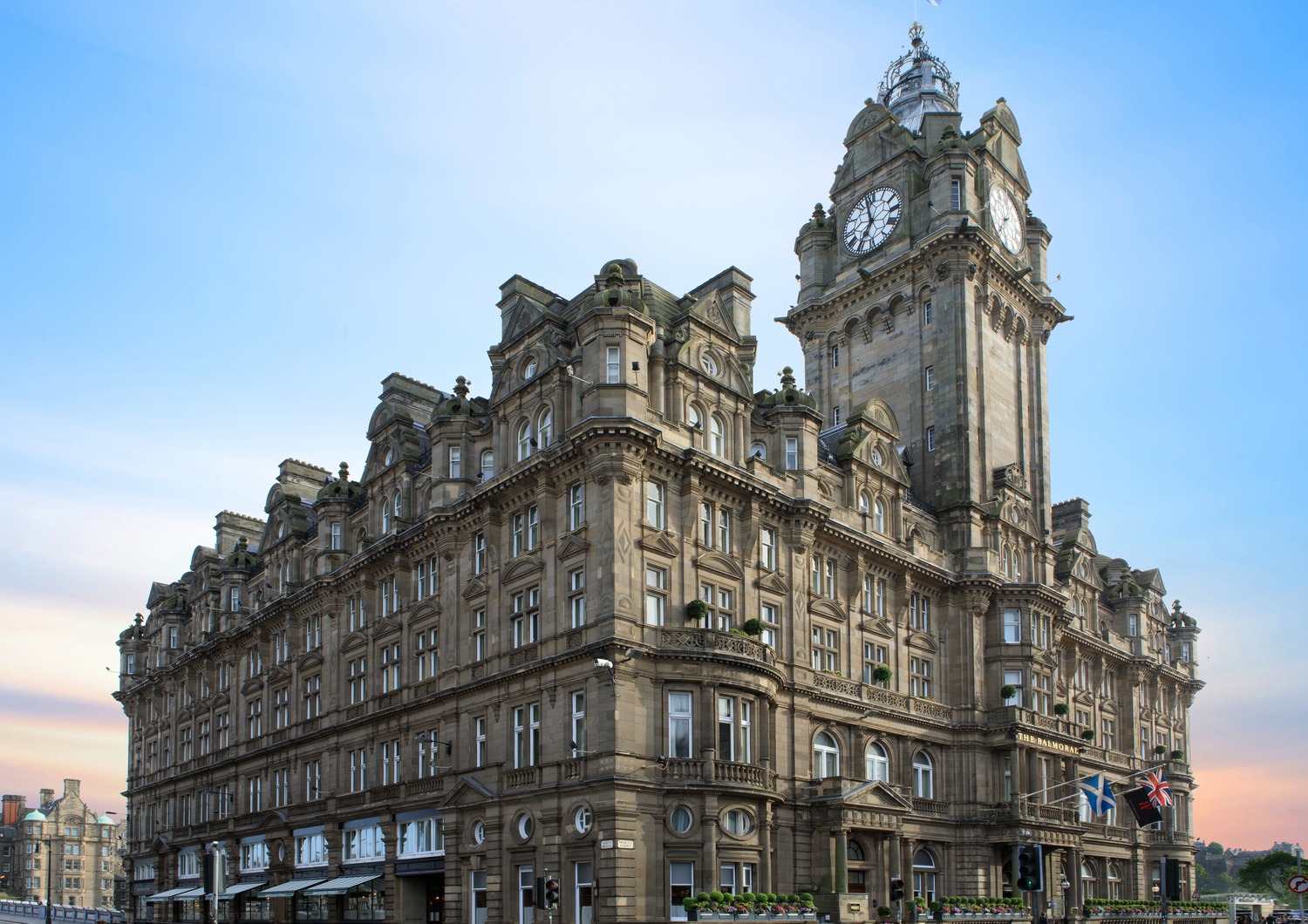 Fachada histórica em arenito vitoriano do Balmoral hotel em Edimburgo com sua famosa torre do relógio na esquina da Princes Street.