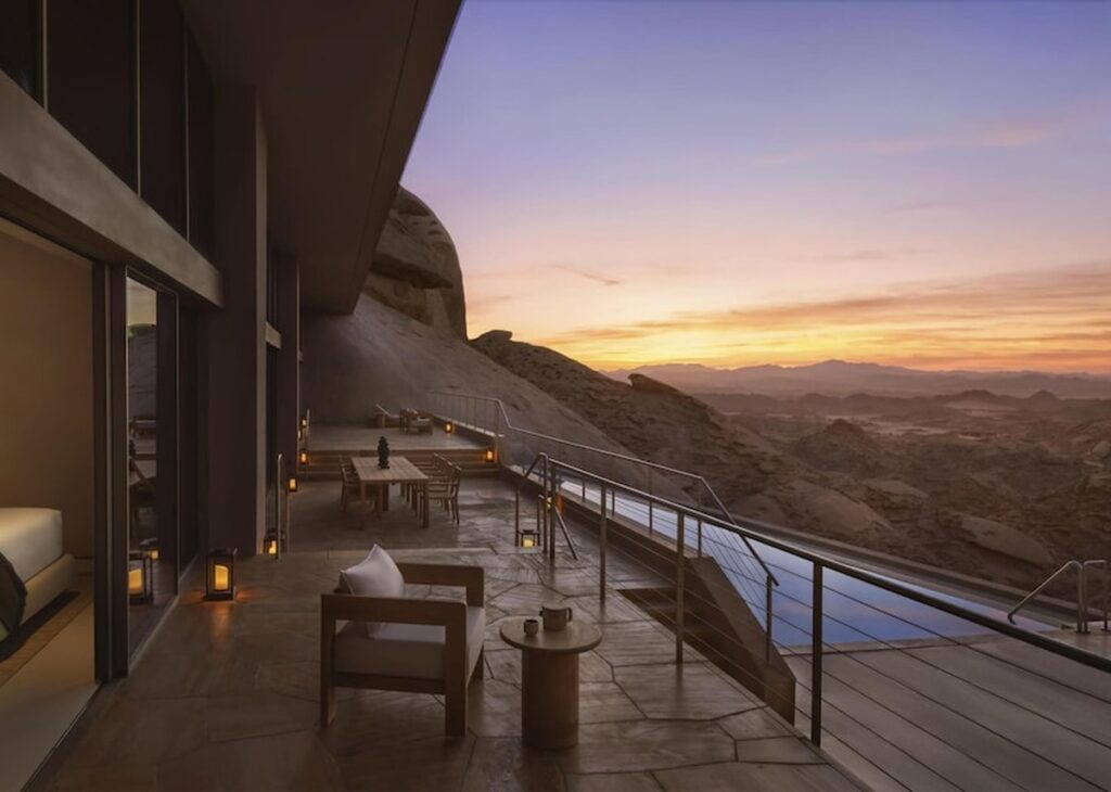 Piscina privativa em deck suspenso durante o pôr do sol no Desert Rock Hotel.