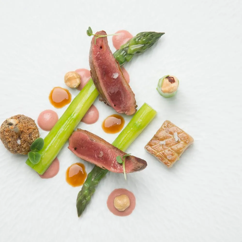 Prato autoral estrelado no Il Pellicano, experiência gastronômica de um dos restaurantes mais belos da Itália.