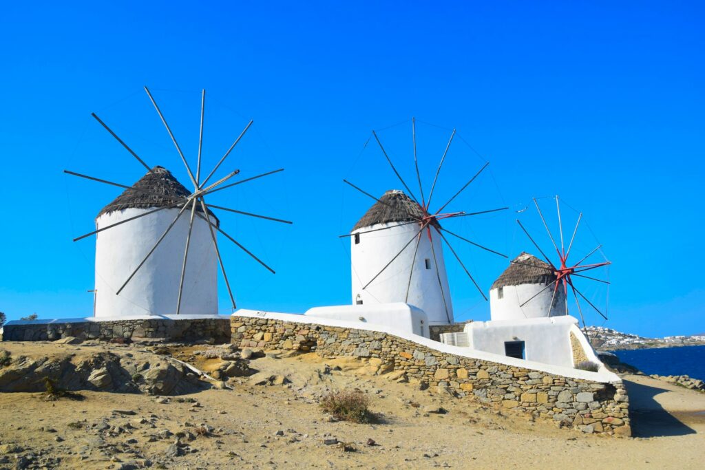 Moinhos de vento em Mykonos, Grécia, contra céu azul