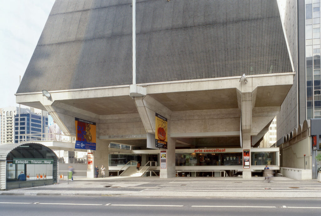 Térreo e pilares de concreto do Centro Cultural Fiesp, projeto de Paulo Mendes da Rocha no brutalismo em São Paulo.