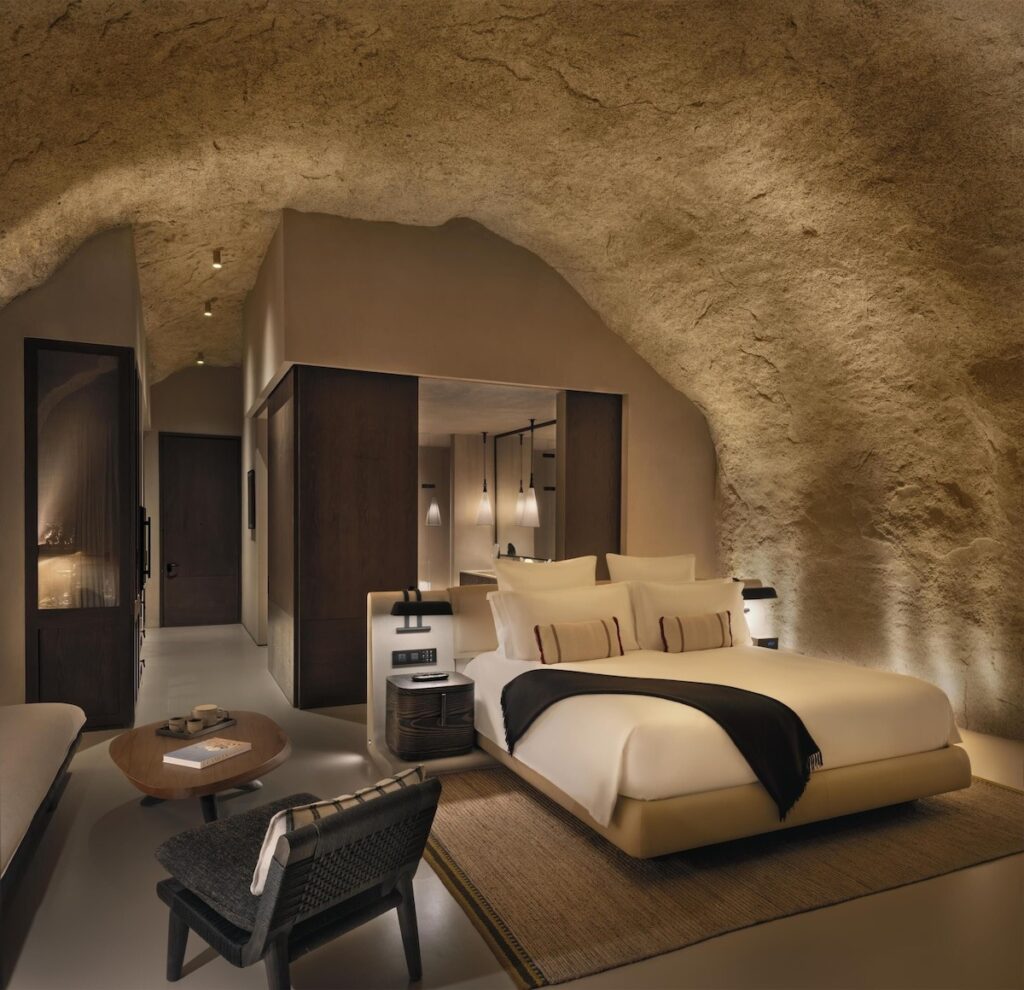 Suíte escavada na rocha com teto abobadado de granito bruto no Desert Rock Hotel.