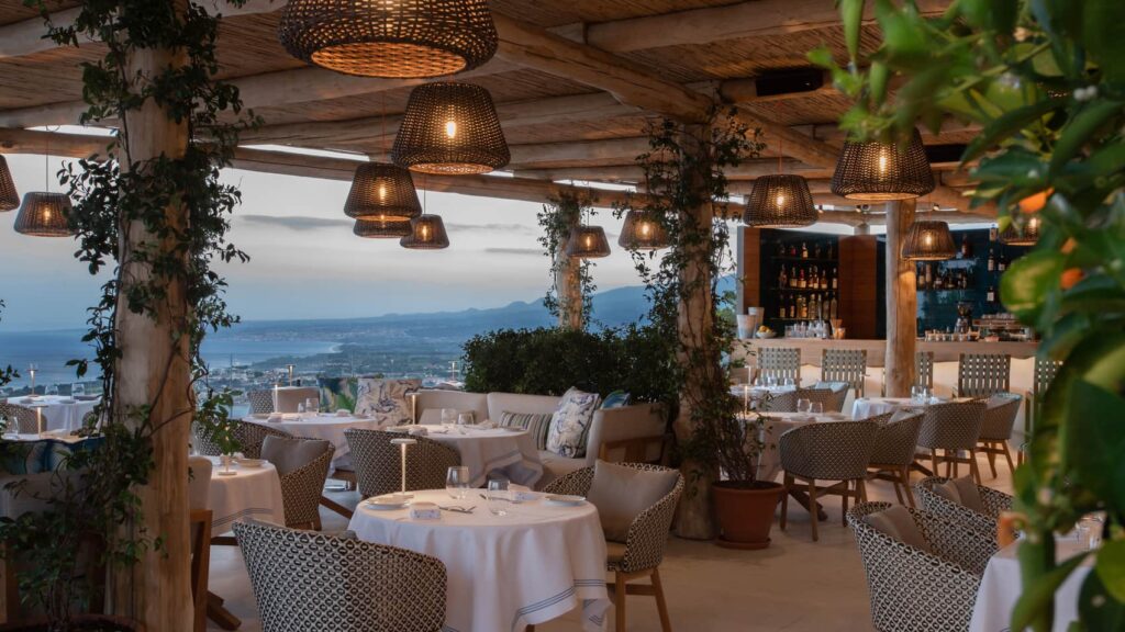 Restaurante Principe Cerami San Dmenico Palace em Taormina, Itália, com vista panorâmica e decoração moderna