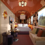Su&iacute;te master do Orient Express, trem de luxo de Roma &agrave; Istambul, com teto laqueado terracota e cama de casal.