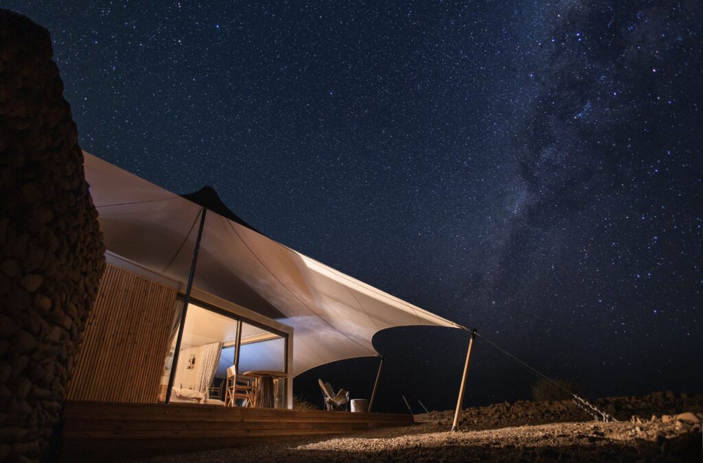 Suíte tendada sob o céu estrelado do deserto da Namíbia no Desert Rhino Camp.