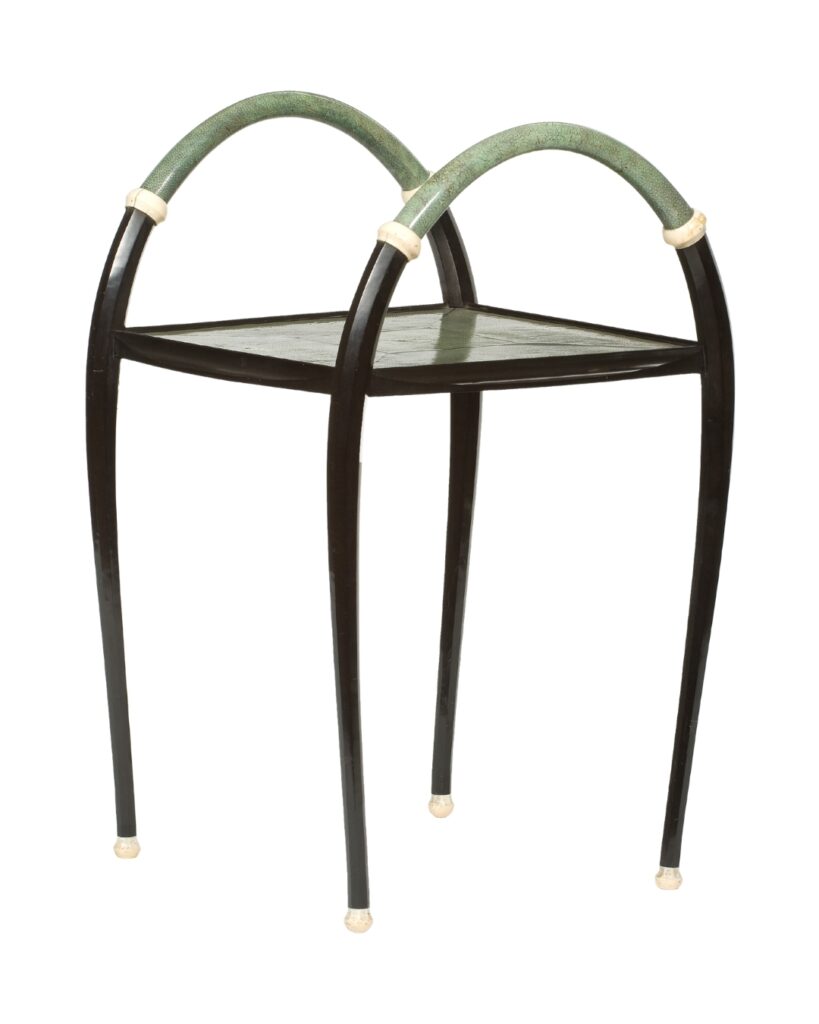 Mesa para jornais de 1921 por Clément Rousseau com arcos em Galuchat verde, ébano e marfim.