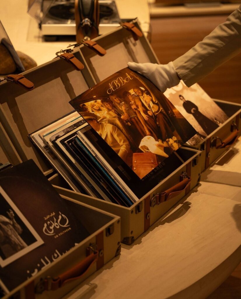 Curadoria de discos de vinil na Analogue Room do hotel boutique Desert Rock Hotel.