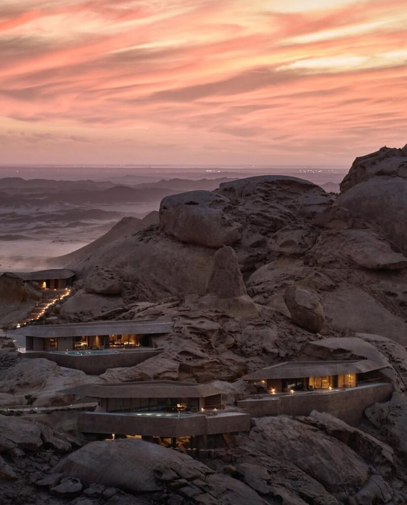 Villas escalonadas na encosta de granito durante o entardecer no Desert Rock Hotel.