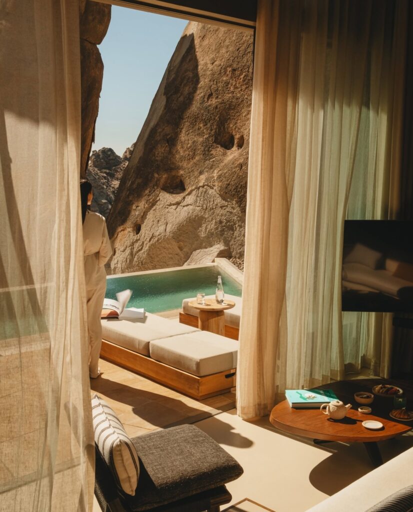 Integração entre quarto e terraço privativo com piscina no Desert Rock Hotel.