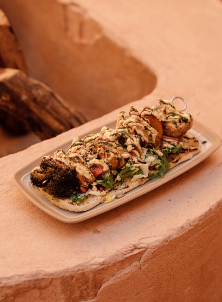 Sanduíche artesanal com vegetais grelhados na brasa em hotel no deserto de AlUla.