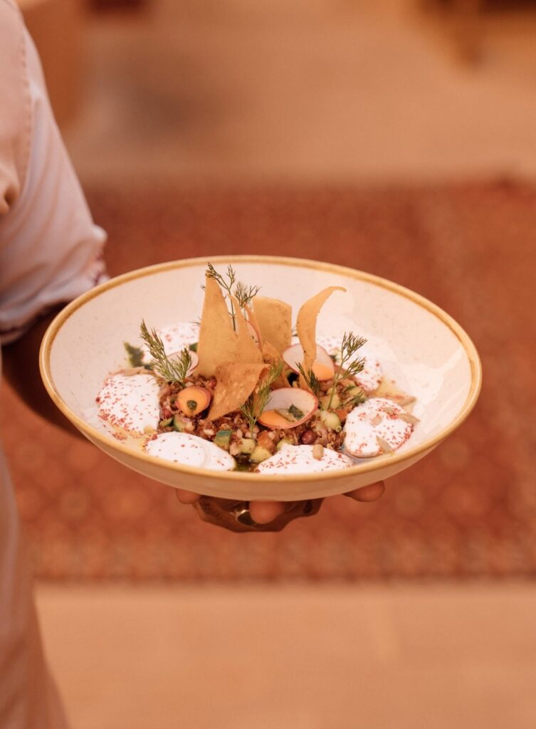 Entrada contemporânea com crocantes e sumac servida pelo chef no Dar Tantora.