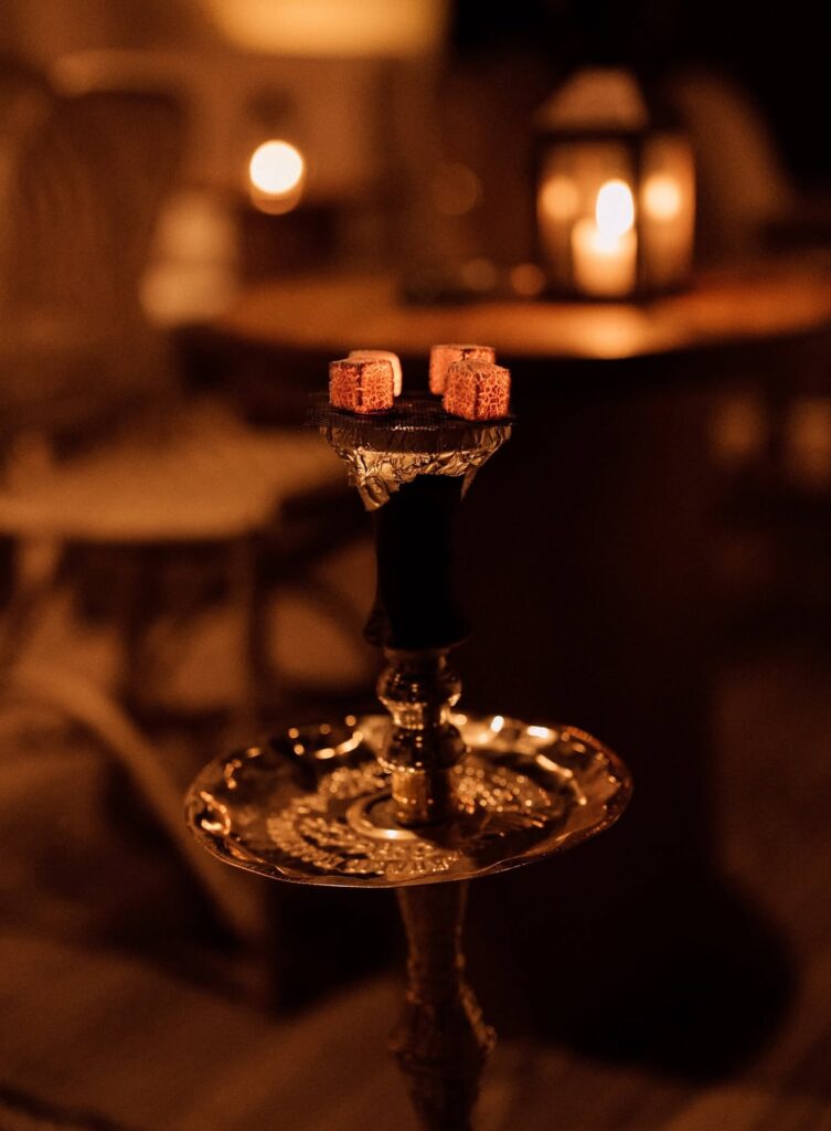 Lounge noturno para degustação de chás e narguile tradicional no Dar Tantora.