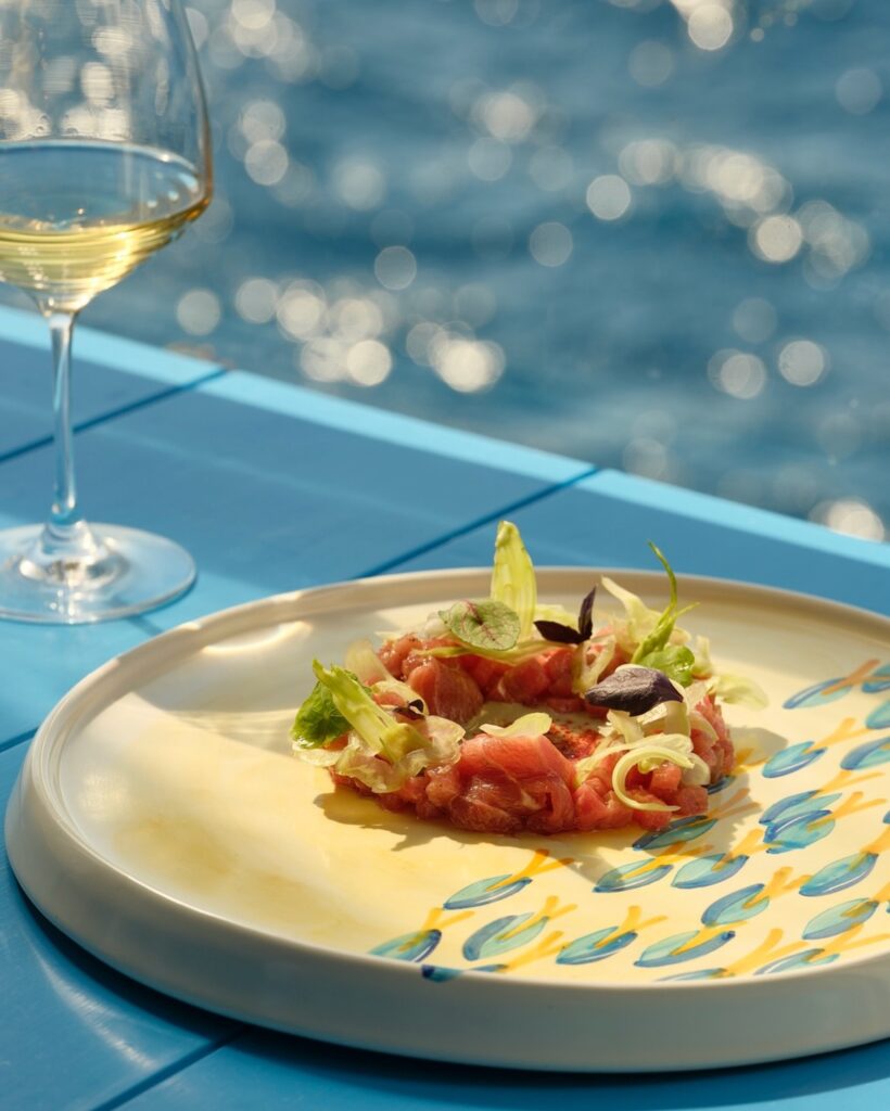 Tartare de atum em cerâmica artesanal no Il Riccio em Capri, destaque gastronômico entre os restaurantes mais belos da Itália.