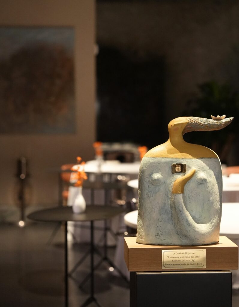 Escultura cerâmica artística no restaurante La Madia em Licata na Sicília, um dos restaurantes mais belos e autênticos da Itália.