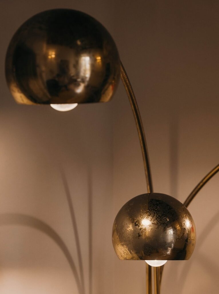 Luminária de piso de latão com globos esféricos no hotel boutique G-Rough Roma.