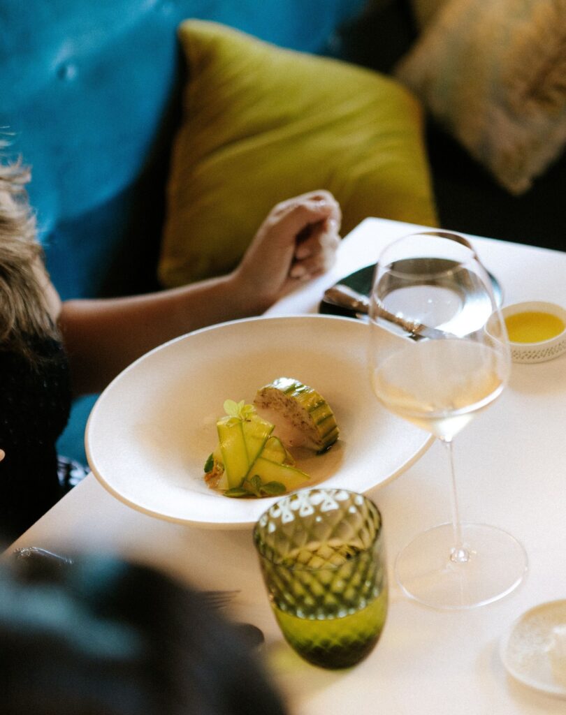 Empratamento de alta gastronomia no Saporium, destaque entre os restaurantes mais bonitos na Itália.