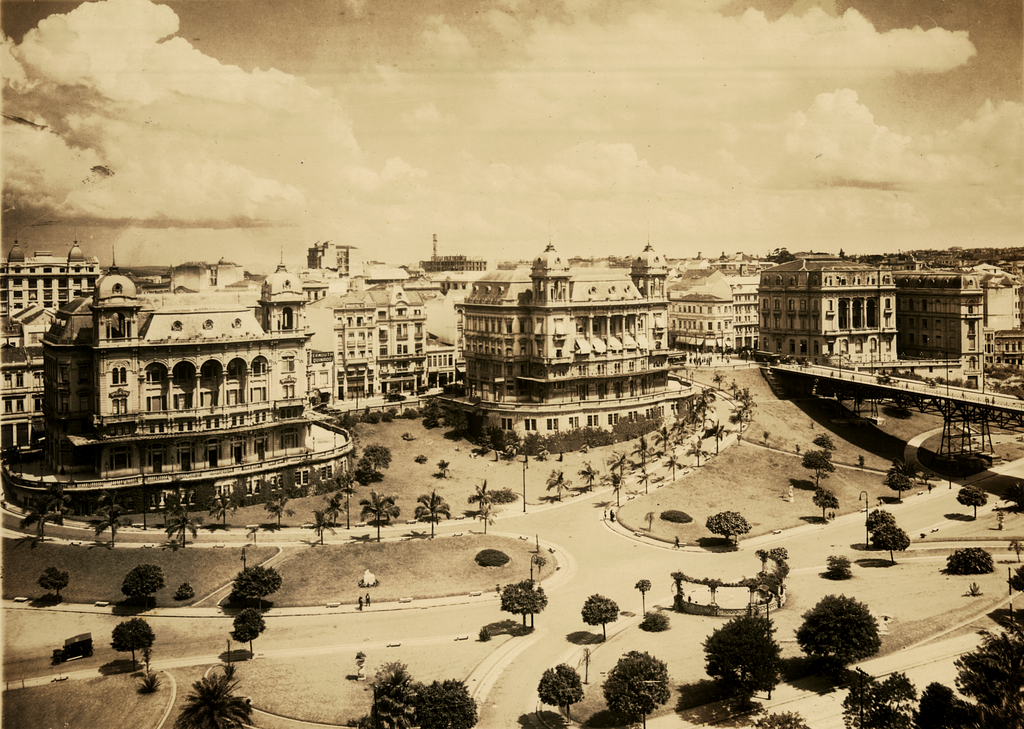 Vista panorâmica do Vale do Anhangabaú e Palacetes Prates em São Paulo em 1920, com jardins e Viaduto do Chá.