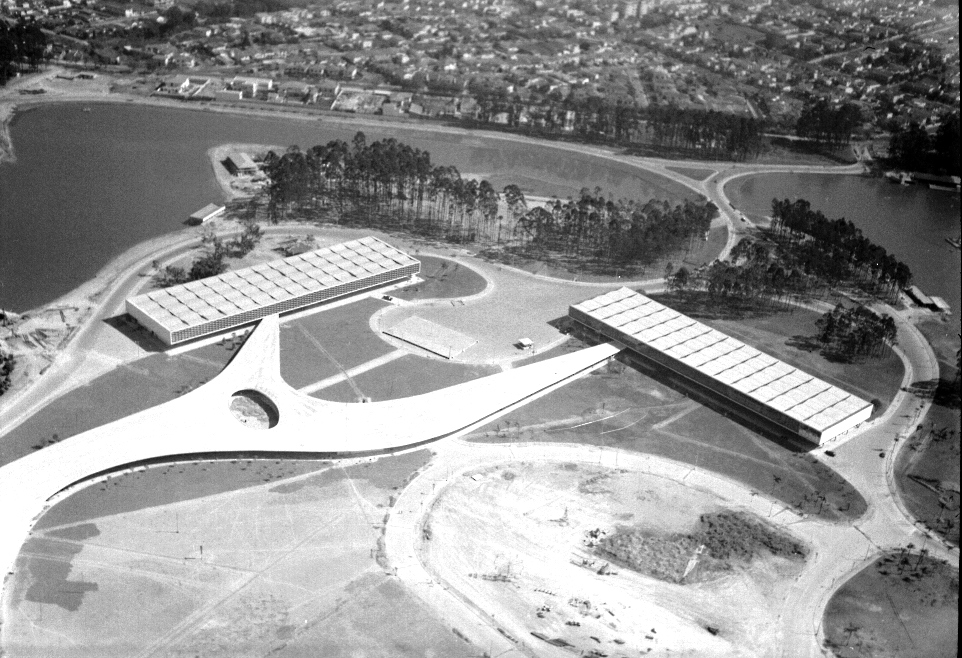 Vista aérea do Parque Ibirapuera com marquise de Niemeyer, ícone modernista e do brutalismo em São Paulo.