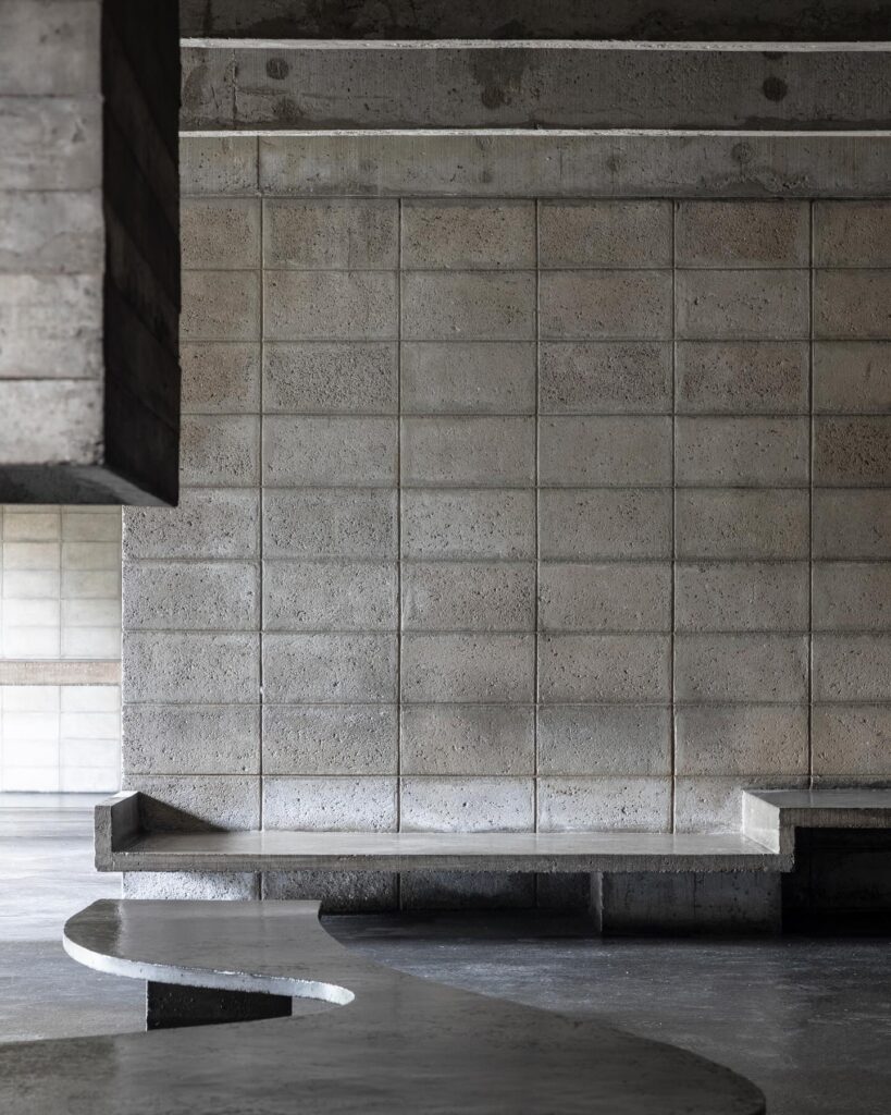 Mobiliário escultórico e paredes de concreto na Casa Ateliê Tomie Ohtake, museu pequeno em são paulo com arquitetura brutalista marcante.