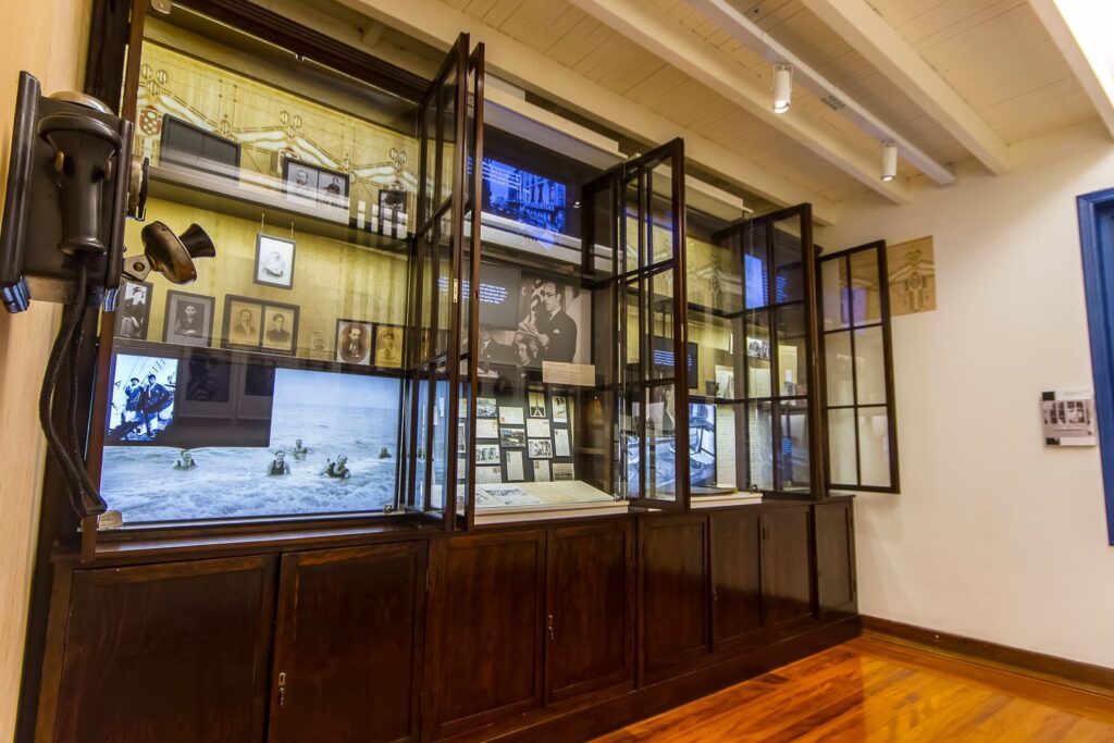 Armário histórico e telas na Casa Museu Mário de Andrade, destaque de exposições em São Paulo.