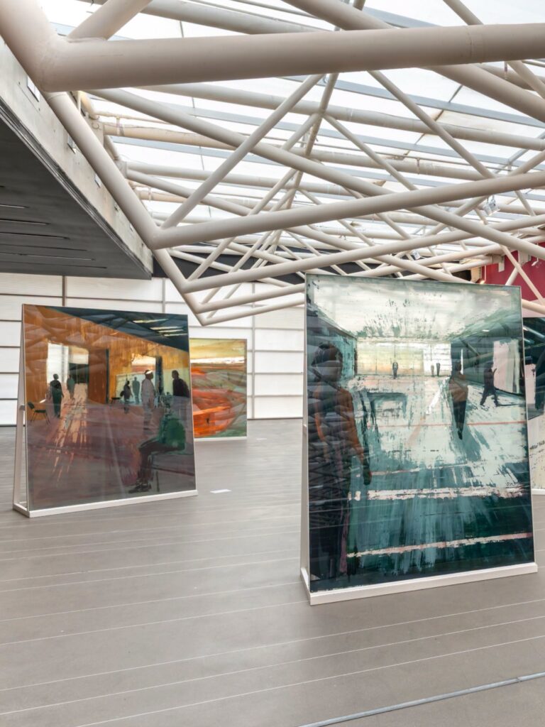 Exposição no Instituto Tomie Ohtake com grandes painéis e cobertura zenital tubular, referência entre os museus em São Paulo.