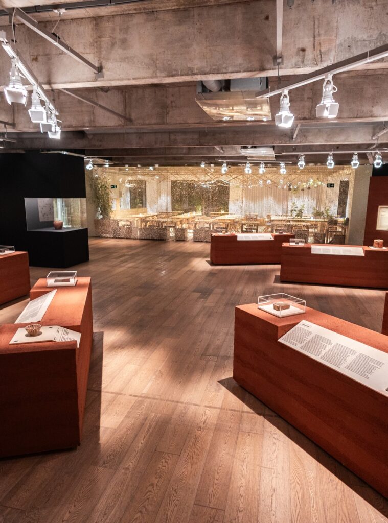Galeria com plintos terracota e cerâmicas artesanais em cartaz nas exposições em são paulo da Japan House.