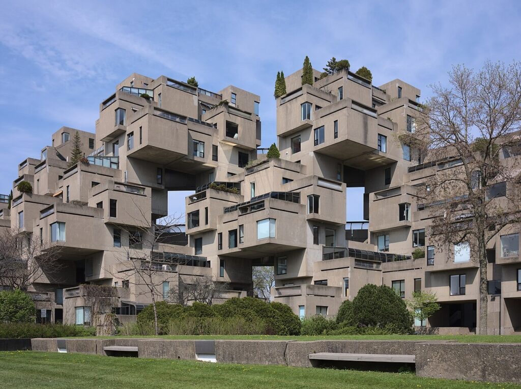 Módulos habitacionais pré-moldados de concreto no Habitat 67 em Montreal, ícone do brutalismo projetado por Moshe Safdie.