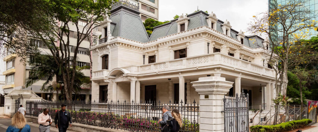 Fachada histórica da Casa das Rosas, renomado museu pequeno em são paulo, com mansarda francesa, colunatas e jardins na Avenida Paulista.
