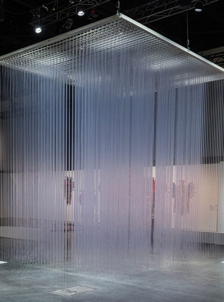 Instalação Penetrable de Jesus Soto em exposição em São Paulo com filamentos translúcidos suspensos desafiando a arquitetura.